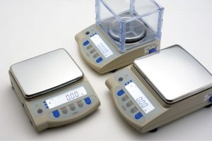 Perbedaan Timbangan Analitik, Precision Balance, dan Platform Scale